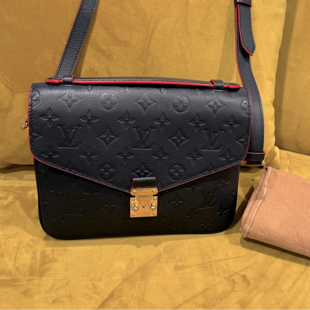 Louis Vuitton Pochette Metis In Navey..